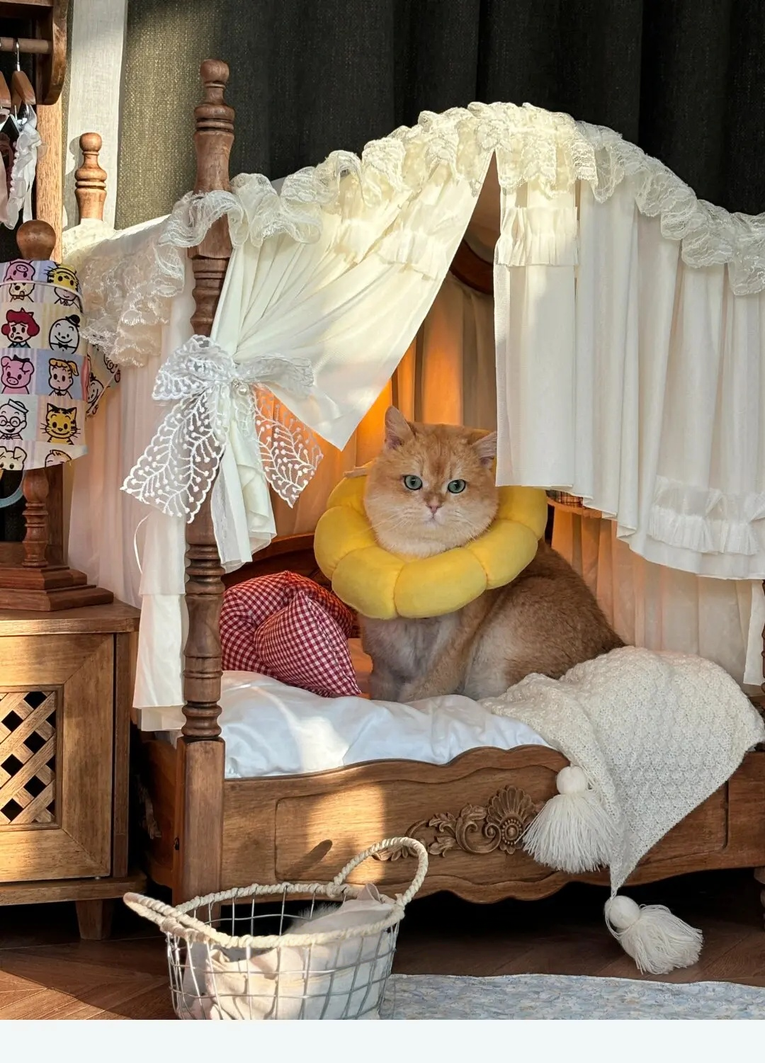 Canopy princess vintage pet bed detail 10